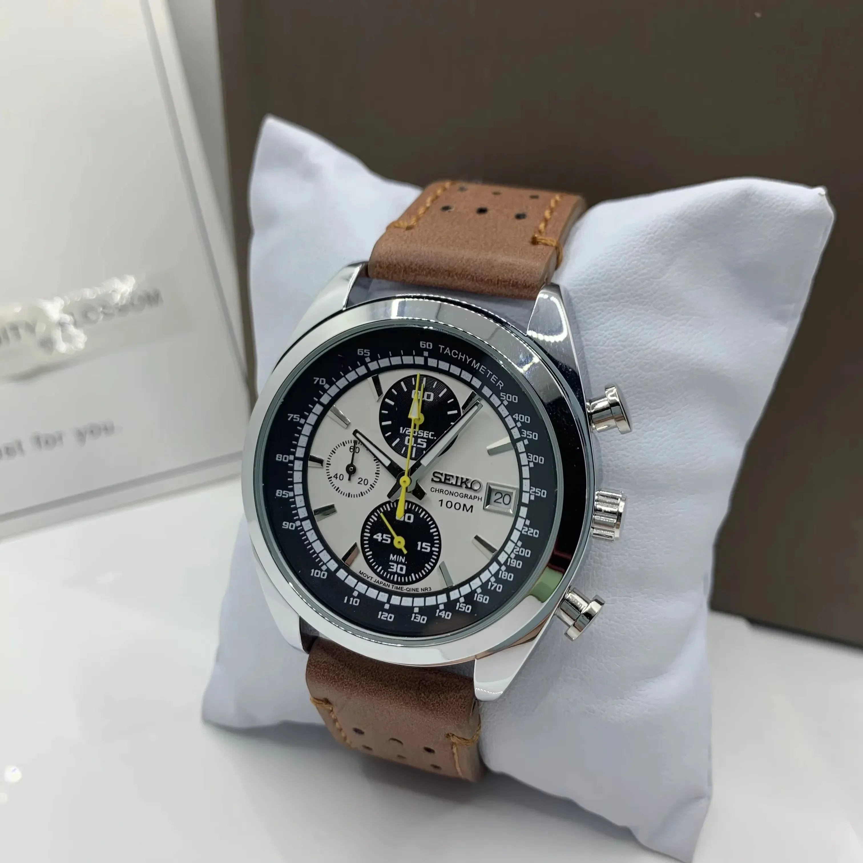 ساعة سيكو الرياضية كوارتز مقاومة للماء للرجال، مينا متعددة الوظائف وعلامات مضيئة، ستانلس ستيل أو حزام مطاطي.