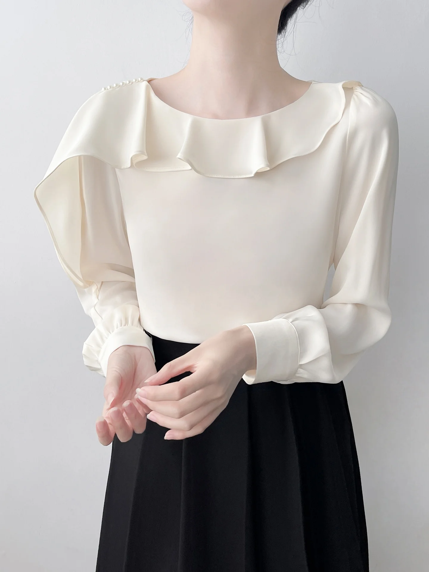 

Корейская женская атласная блузка с длинным рукавом и круглым вырезом, для многослойных образов, для повседневной носки, с жемчужной кружевной отделкой, прямого кроя, из полиэстера.