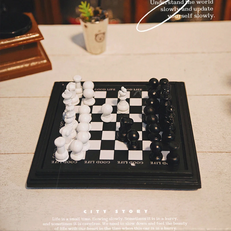 【BS】Conjunto de Xadrez Miniatura para Casa de Bonecas 1/12, Peças de Xadrez Pretas e Brancas, Tabuleiro de Xadrez, Ornamentos, Decoração para Casa de Bonecas, Brinquedos de Faz de Conta