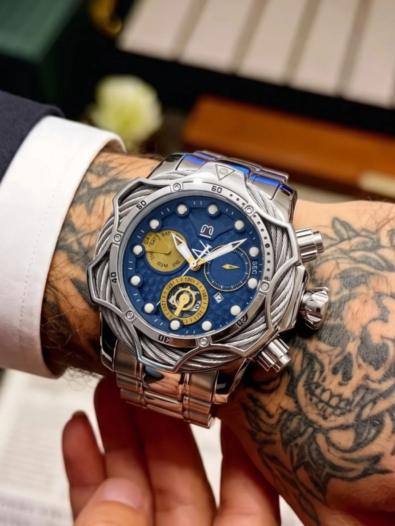 European and American Style Bold Large Dial Men's Quartz Watch, Rope Design Bezel, Calendar Display, Classic Punk Street Cool Trendy Sports Light Luxury Men's Wristwatch, Gift Idea