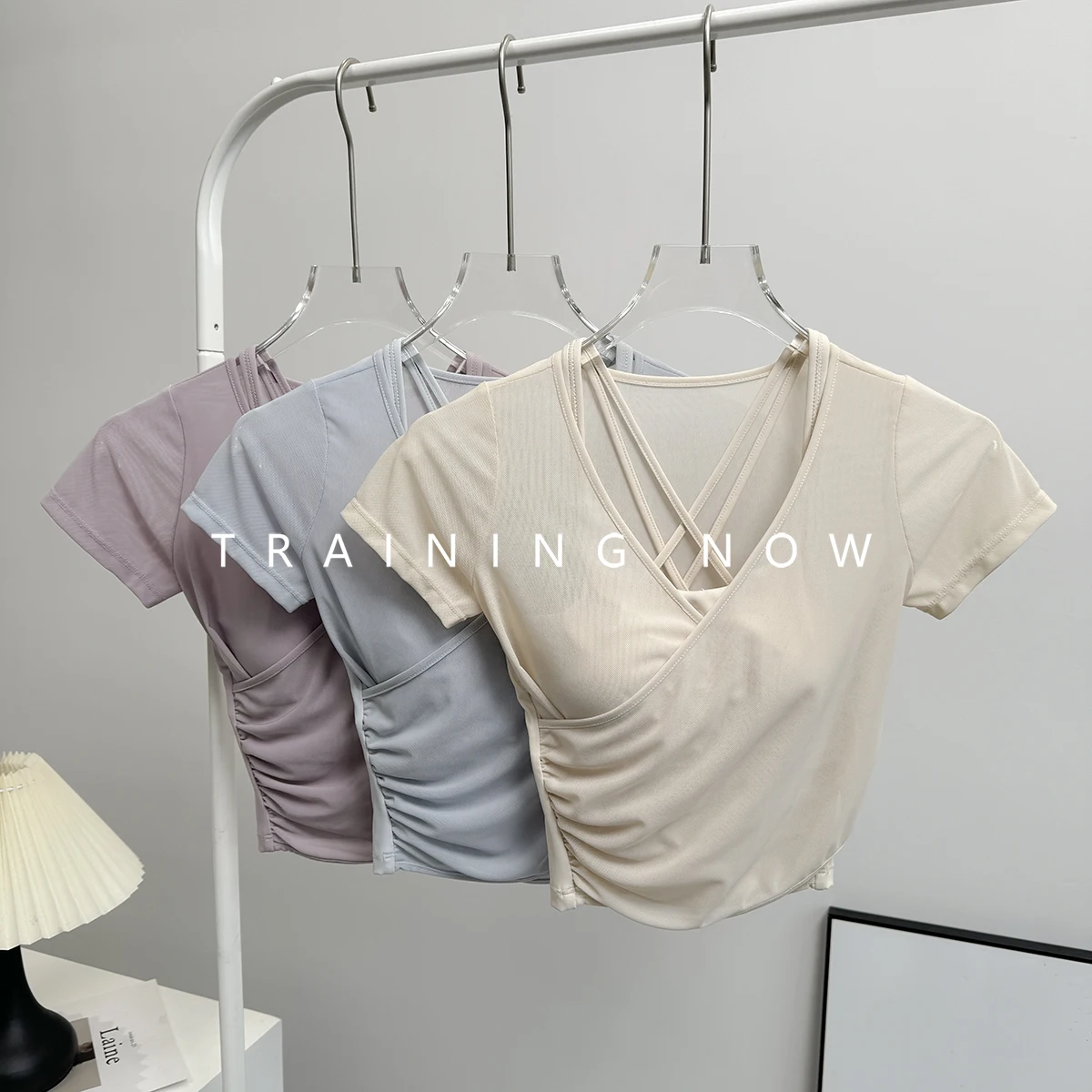 T-shirt sportiva da donna estiva a maniche corte con asciugatura rapida con imbottitura sul petto, top da yoga attillato, tuta da fitness per allenamento Pilates