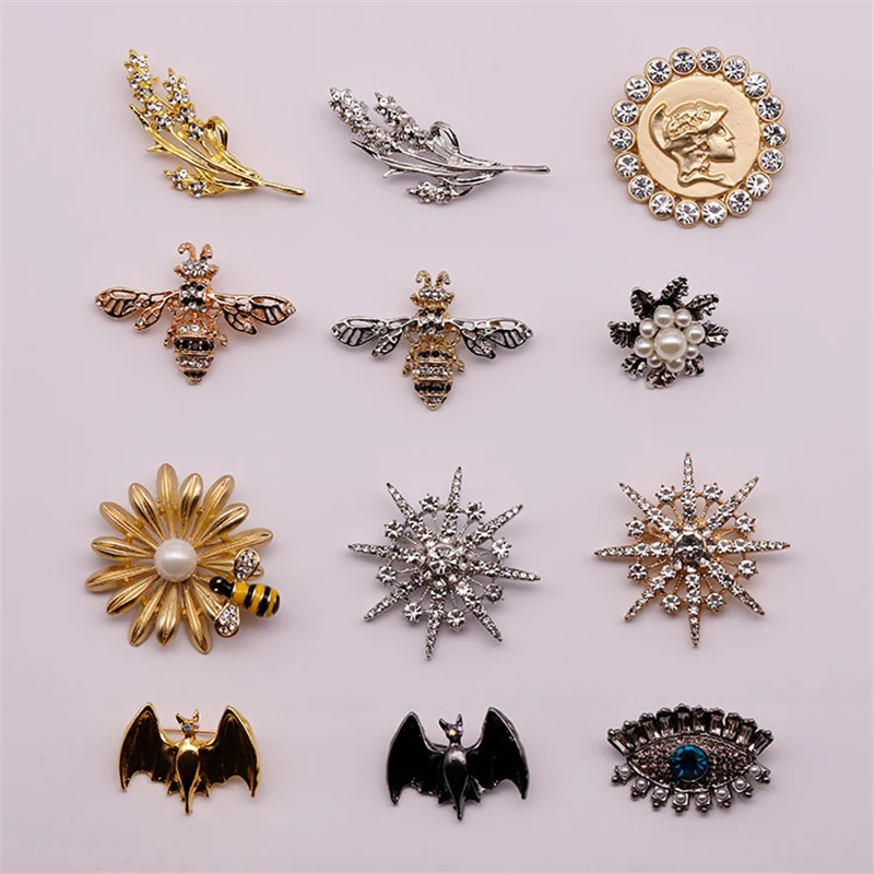 Retro Court Style Baroque Pearl Brooch Jewelry New Creative Plant Animal Brooch Pin for Men Women Clothing Accessories Souvenirs