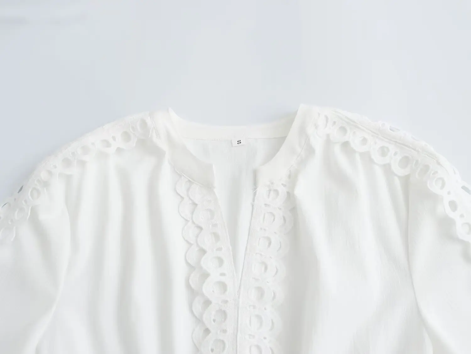 2025 الصيف قصيرة الأكمام المرأة فستان أبيض الخامس الرقبة المرقعة الدانتيل مرونة الخصر ألف خط فساتين بوهو فستان شاطئ قصير غير رسمي