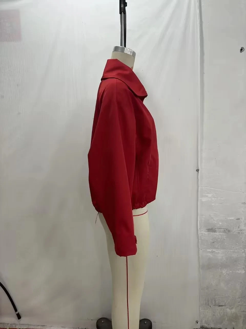 KONDALA Vintage Lässiger Chic Damenmantel in Rot mit Umlegekragen, Einreihig, Langarm, Gerade Geschnitten, Modischer Mantel 2026 – Detail 5