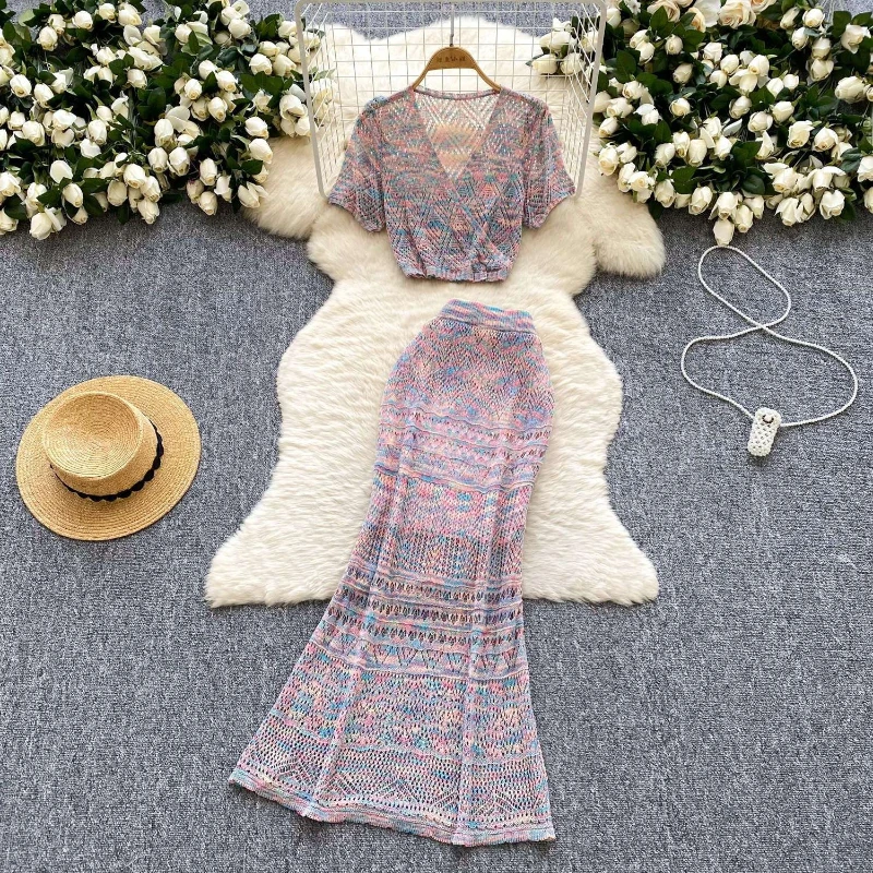 

Новый летний женский вязаный комплект из двух предметов: топ с перекрестным вырезом в радужных тонах и укороченный фасон + юбка-полусолнце с завышенной талией и эффектом утяжки