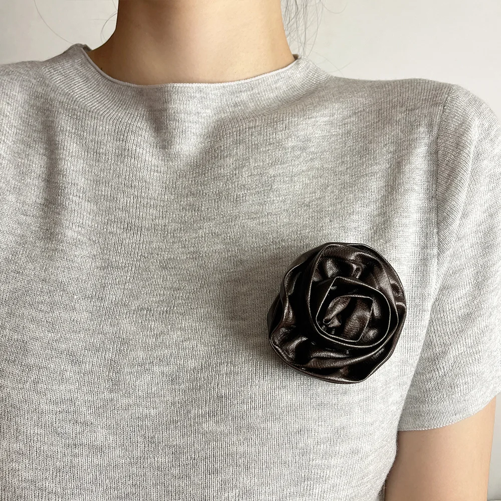 

Vintage Leather Ruffled 3D Rose Brooch Chest Flower Accessory for Suits Sweaters Unique Fashion Pin Jewelry