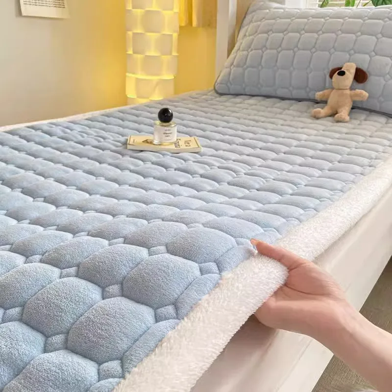 200 * 220cm Winter Soft Milk Velvet Mattress Surface Layer Velvet Single Double Bed Quilted Mattress Suitable Student Bedroom