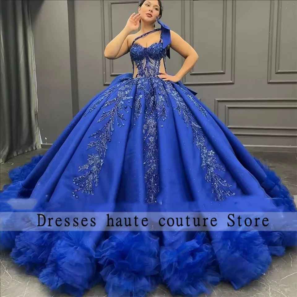 ชุดราตรีงาน Quinceanera สีน้ำเงินรอยัลแบบไหล่เดียวประดับลูกไม้ ปี 2025 ทรงบอลกาวน์ผูกโบว์ สำหรับงานฉลองจบการศึกษาอายุ 15 ปี ชุดราตรีงานเลี้ยงแบบเม็กซิกัน สามารถสั่งตัดได้