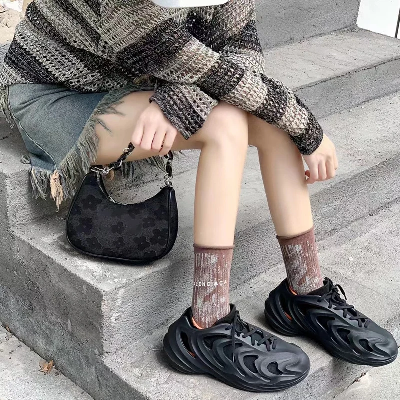 Calcetines sucios con letras de tinta salpicada, nuevos calcetines estampados para mujer, red roja con las mismas letras para hombre en el tubo