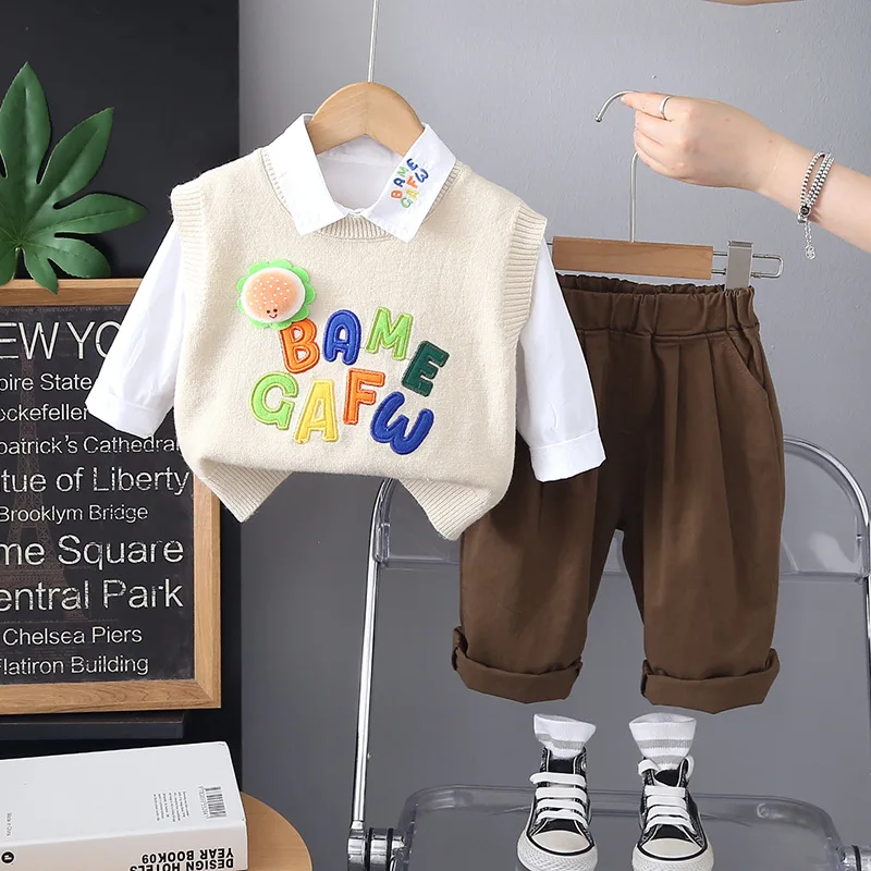 

Весенне-осенние комплекты для маленьких мальчиков, мультяшный красочный свитер с буквами, жилет, рубашки, брюки, одежда из трех предметов для младенцев, вязаный костюм для детей