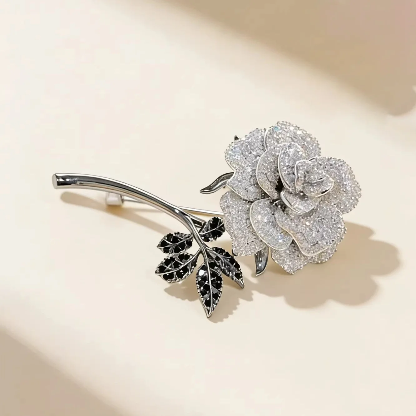 Chinesische Mode-Broschen mit Strasssteinen in Silberfarbe, Rosenmuster, für Damen, trendige, zarte Blumen-Anstecker, Party- und Freizeitaccessoire, Geschenk, Schmuck. – Detail 8