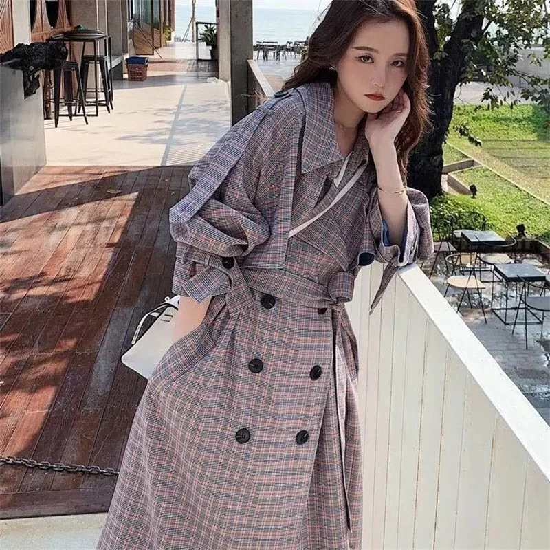 Imagem -06 - Trench Coat Xadrez para Mulheres Comprimento Médio Encaixe Solto Acima do Joelho Cabolsa Popular Pequena Estatura Novo Primavera e Outono 2023