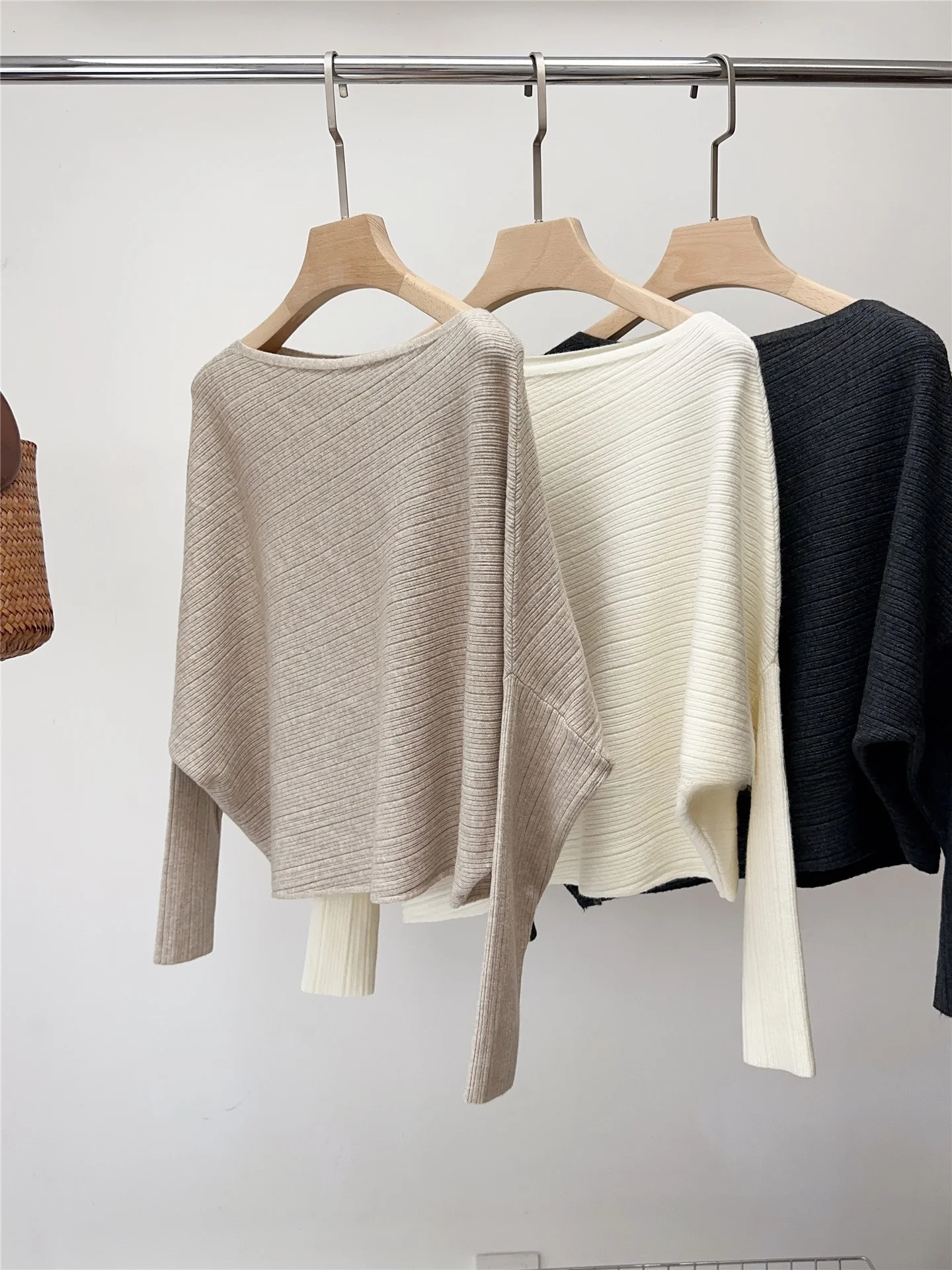 

Элитный женский вязаный свитер с длинным рукавом и одним открытым плечом, осенне-зимний, асимметричный, мягкий, в корейском стиле, для повседневной носки