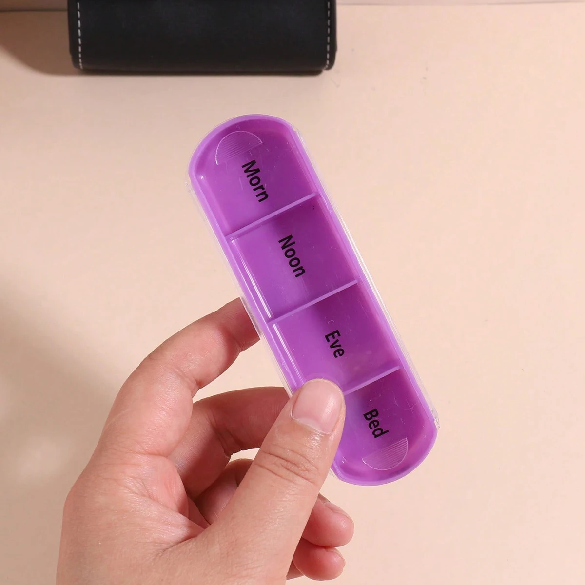 1 قطعة حقيبة جلدية إبداعية صندوق حبوب ملون ، سبعة ألوان لمدة أسبوع ، 28 حجرة ، صندوق حبوب بلاستيكي مقاوم للرطوبة