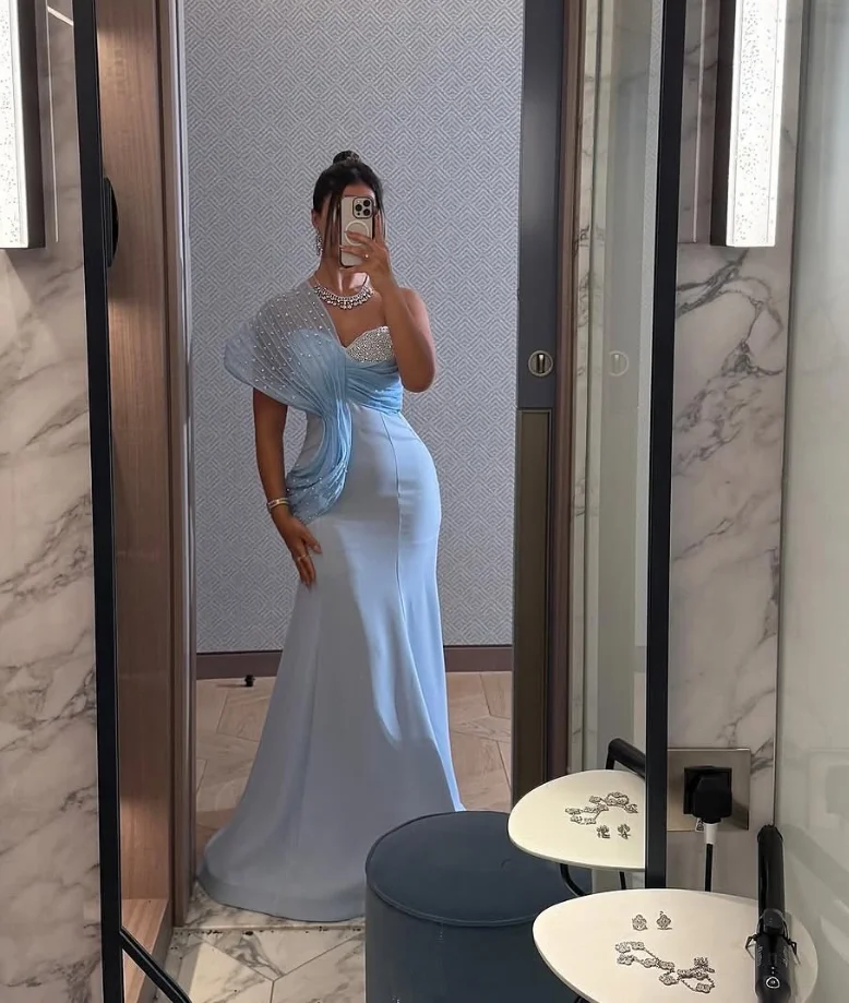 Vestidos formales de graduación de sirena larga azul cielo, vestido de noche de trompeta saudita con un hombro y cuentas fruncidas, Pastrol Unis personalizado