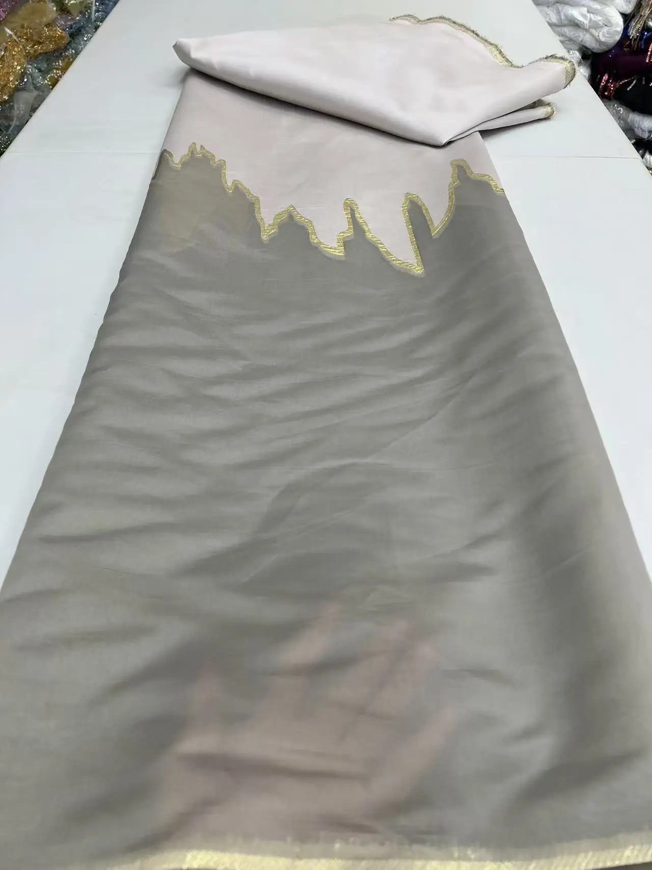 Tessuto di pizzo jacquard africano di lusso 2025 Nuovo tessuto di pizzo broccato nigeriano per abiti da donna da ballo di sera da sposa
