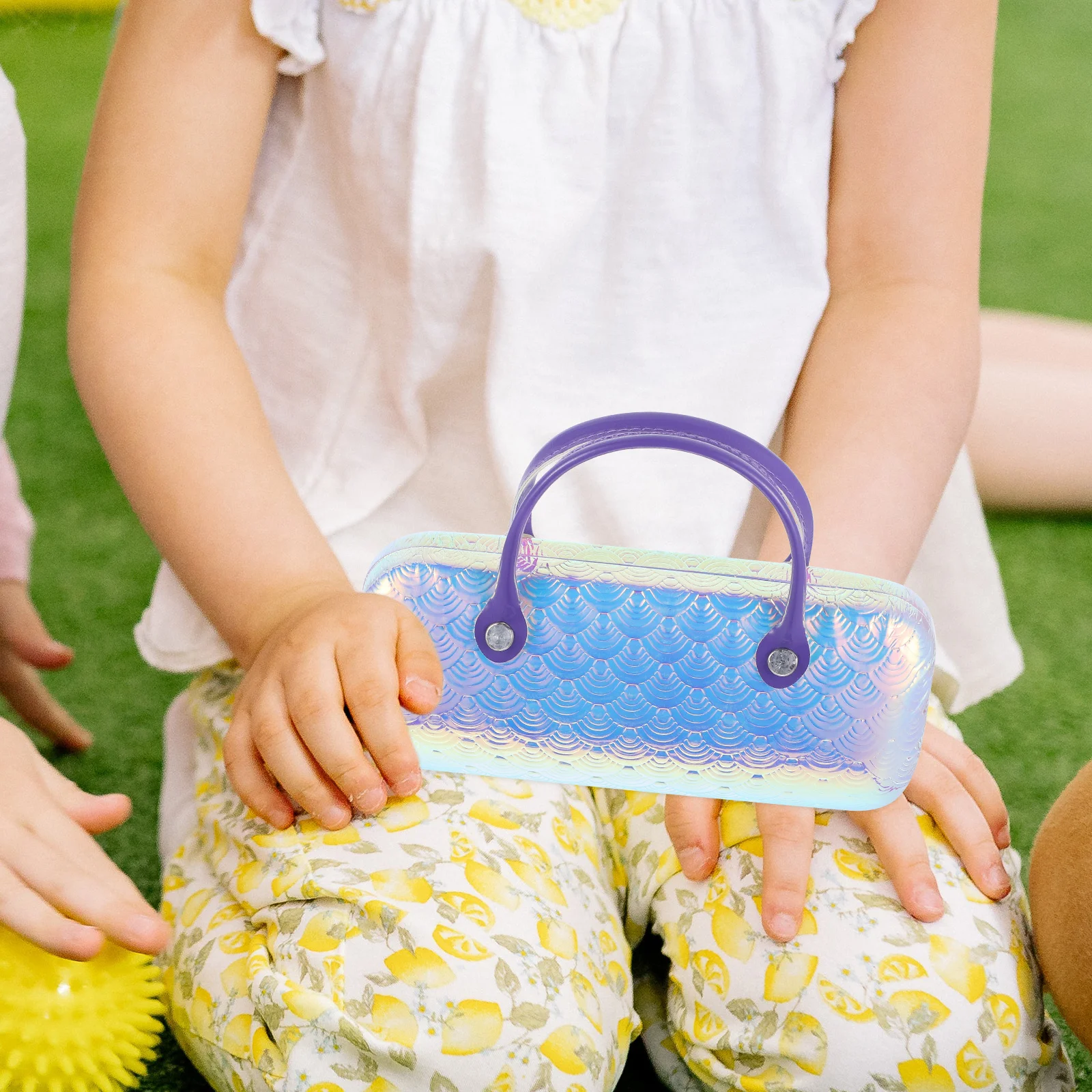 حافظة نظارات محمولة بنمط كرتوني حاوية نظارات مقاومة للخدش صندوق تخزين متين تصميم مقياس السمك