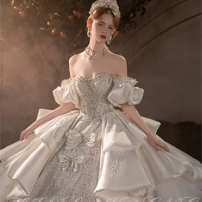 A new heavy-duty satin one-shoulder dress with large tail
