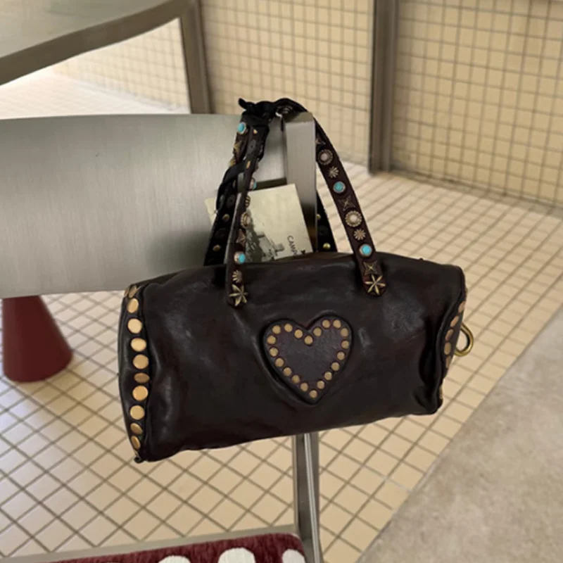 Vintage Handtasche mit Zylinderform und dunkelbraunem Griff, Damen Retro Distressed Barrel Bag, Handtasche mit Herz-Nieten-Dekor und Metallnieten – Detail 8
