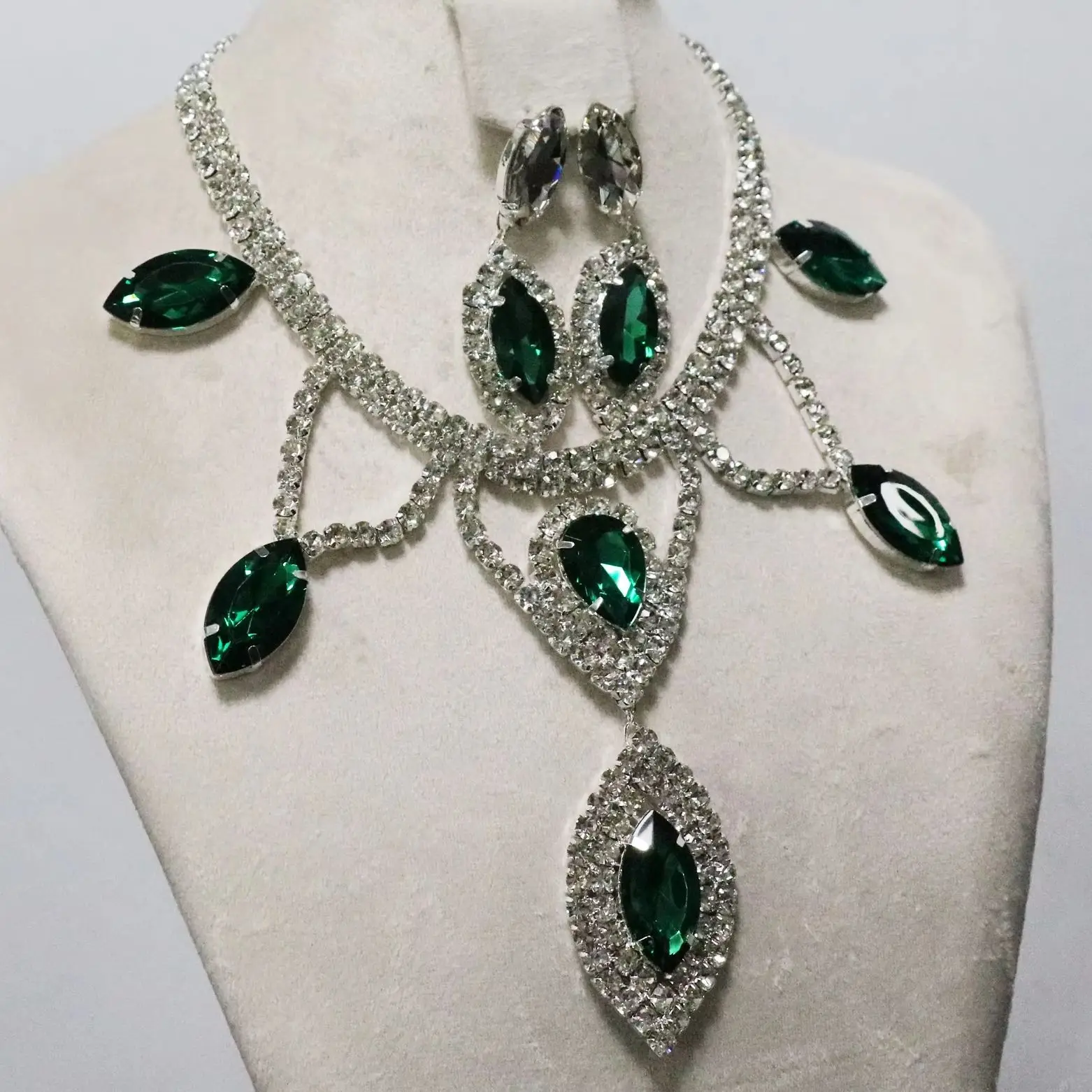 1 Set Modisches Strass-Schmuckset Halskette und Ohrringe Premium Luxus Anhänger-Halskette Original Design Hängeohrringe – Detail 5