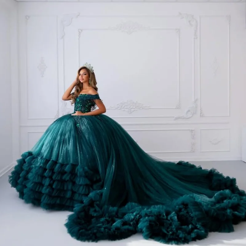 Glänzendes dunkelgrünes Quinceanera-Kleid mit schulterfreiem Spitzenschicht und Glitzer-Aufkleber. Quinceanera-Kleid mit langem Schwanz ﻿ Passen Sie an