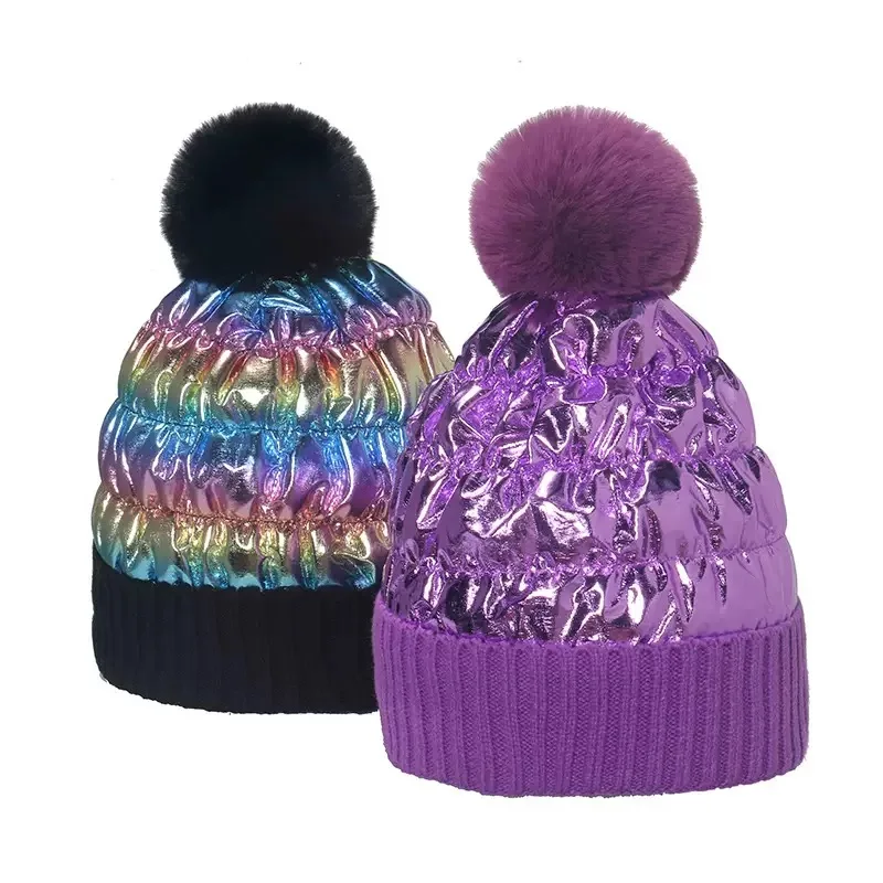 Flauschige Bommel-Strickmütze – mit Plüsch-Fleece gefütterte Wintermütze, glänzender Lackleder-Touch, warme Slouchy-Schädelmütze für Damen und Herren