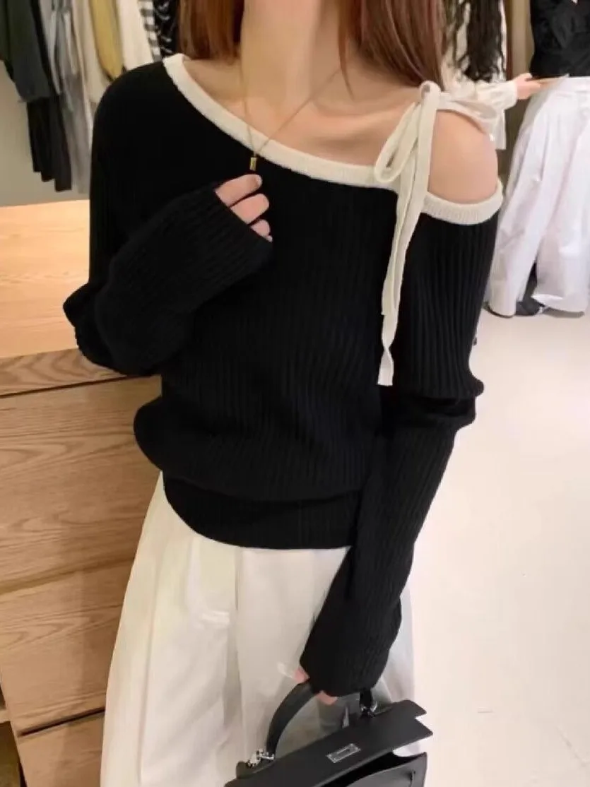 Biały sweter z odkrytymi ramionami, długi rękaw, dzianinowy, damski, dopasowany krój, modny, kolorowy, szykowny top, trendy koreański styl, elegancki, do pracy, modny.