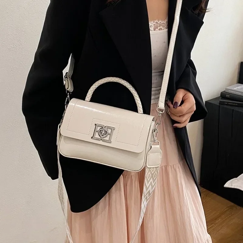 

Vintage Designer Inspired Diaper Bag: Elegant Crossbody Handbag For Women With Luxury Look And Large Capacity Tote Function