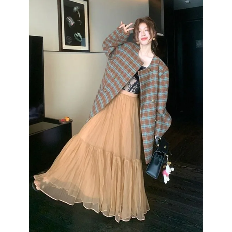 

Xiaoxiangfeng plaid coat, mesh skirt, two-piece set 2025 autumn and winter French retro padded plaid set