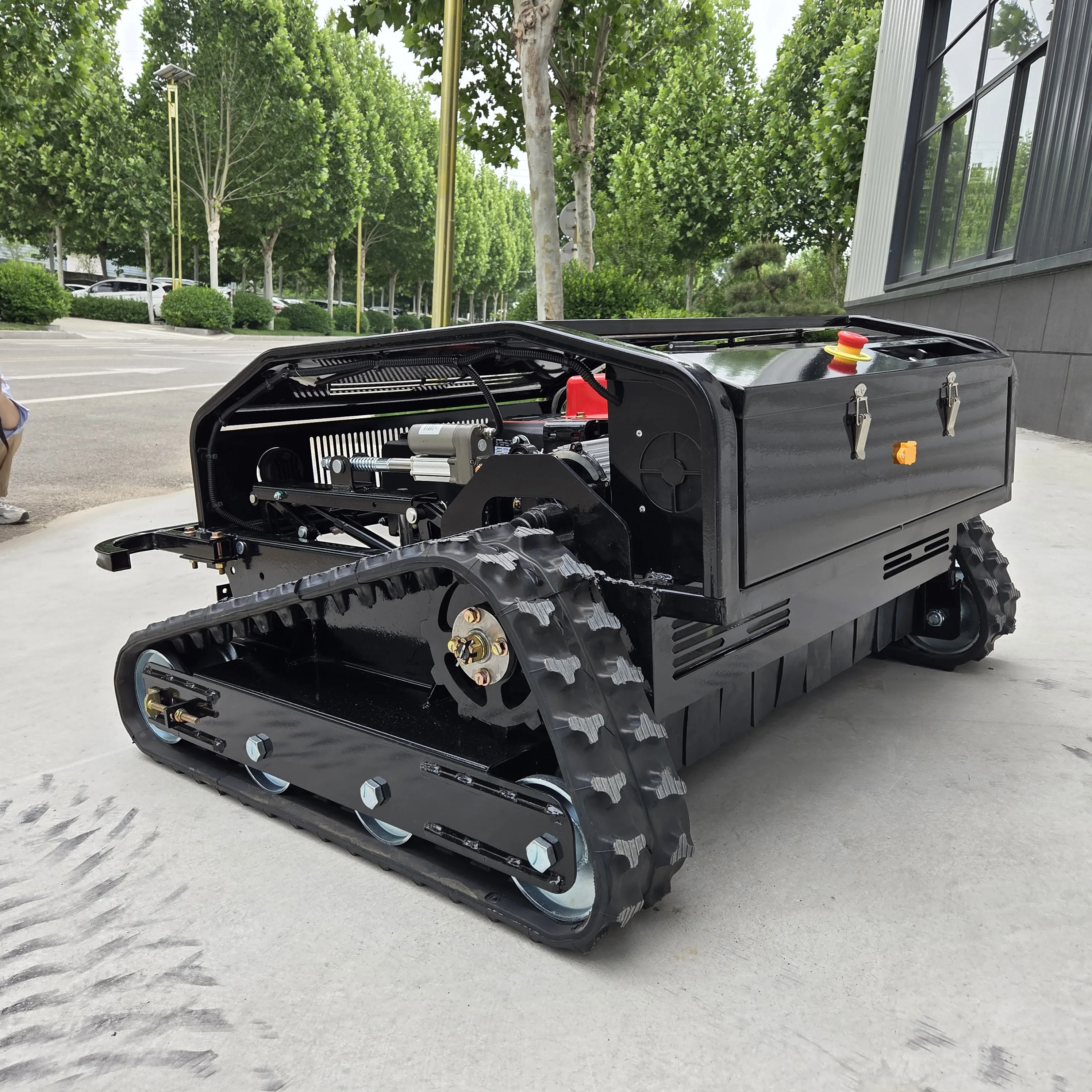 جزازة العشب الرائعة المصنوعة في الصين مع المصابيح الأمامية LED Loncin 452 و608 يمكن تخصيصها محرك جزازة العشب للتحكم عن بعد