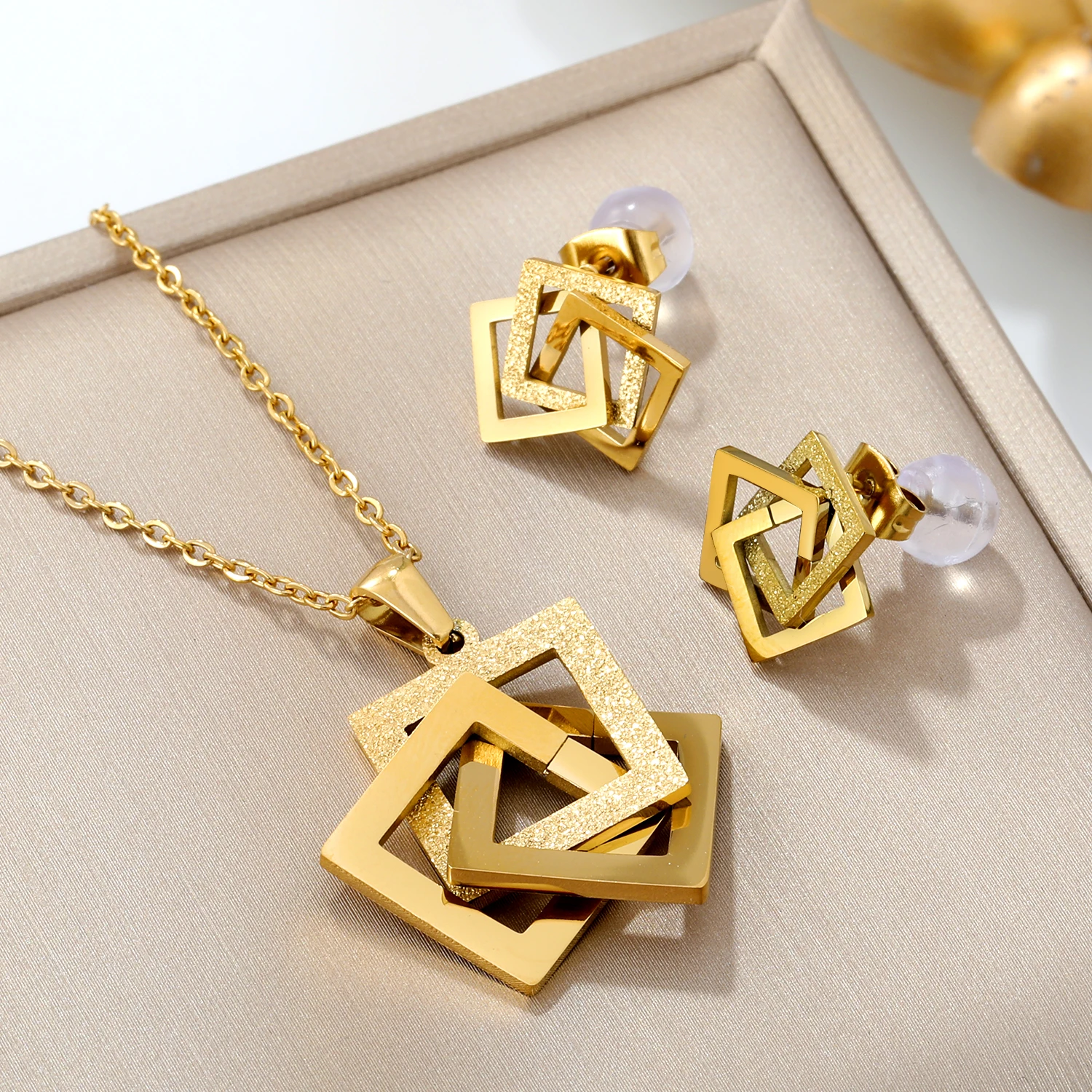 LUXUKISSKIDS Goldene Wasserdichte Schmuck Sets Edelstahl für Frau Hochzeit Party Zubehör Mode Halskette Ohrringe Set