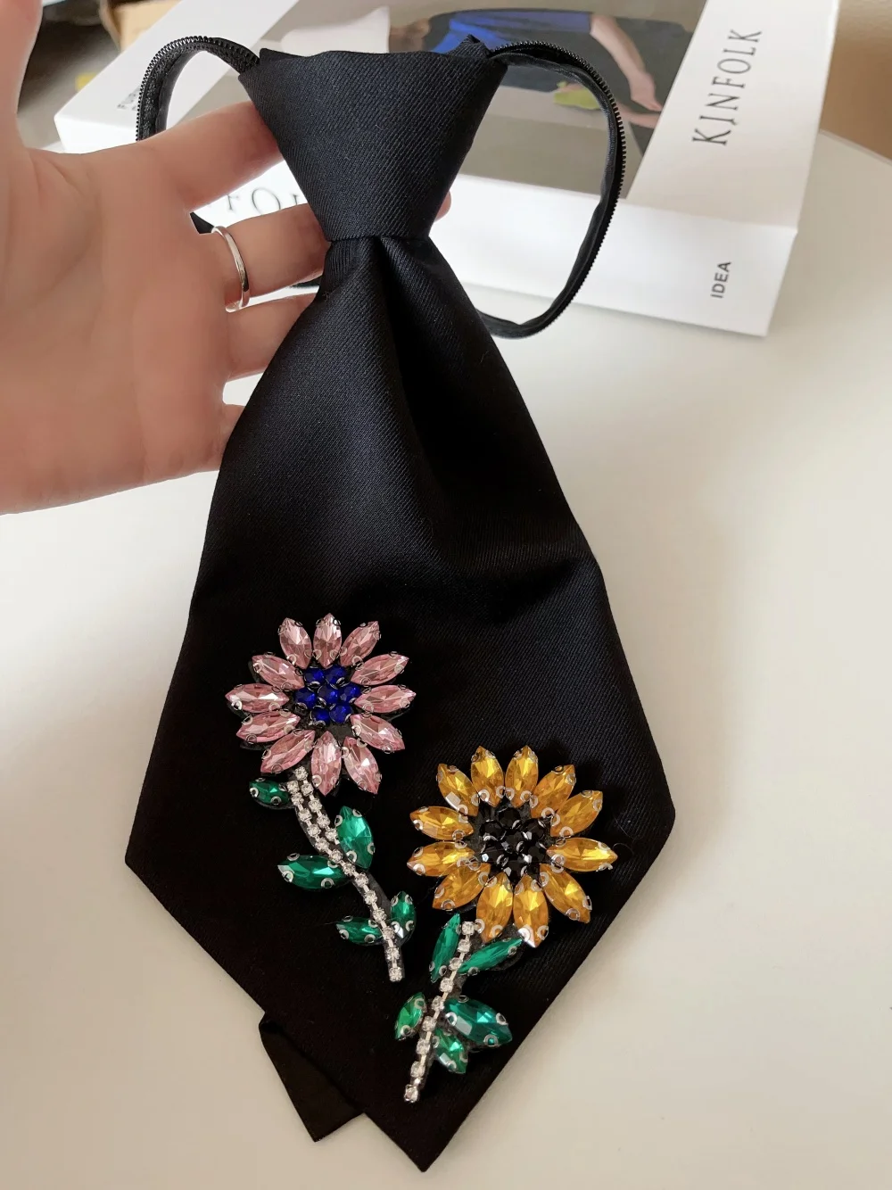 Original Niche Design Exquisite Rhinestone Flower Decoration Tieelegant Elegant Party Casual Casual Tie Women's Tie All Year Round Women's Clothing Decoration Festival Suitable for Travel, Date, Gift, Shirt Matchinging
