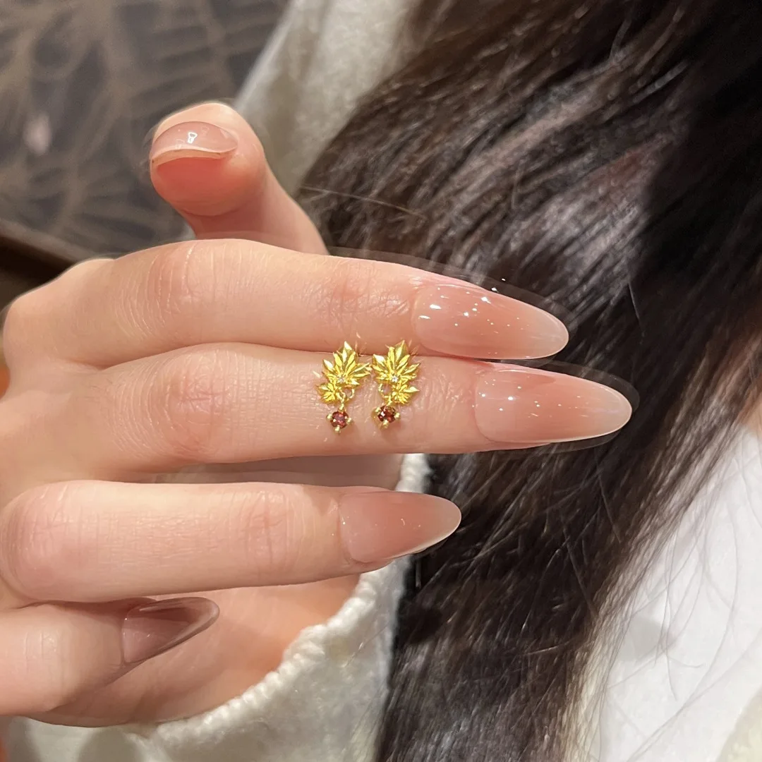 Classical crafts light luxury exquisite maple leaf earrings for women fashion sparkling small earings stud for daily jewelry