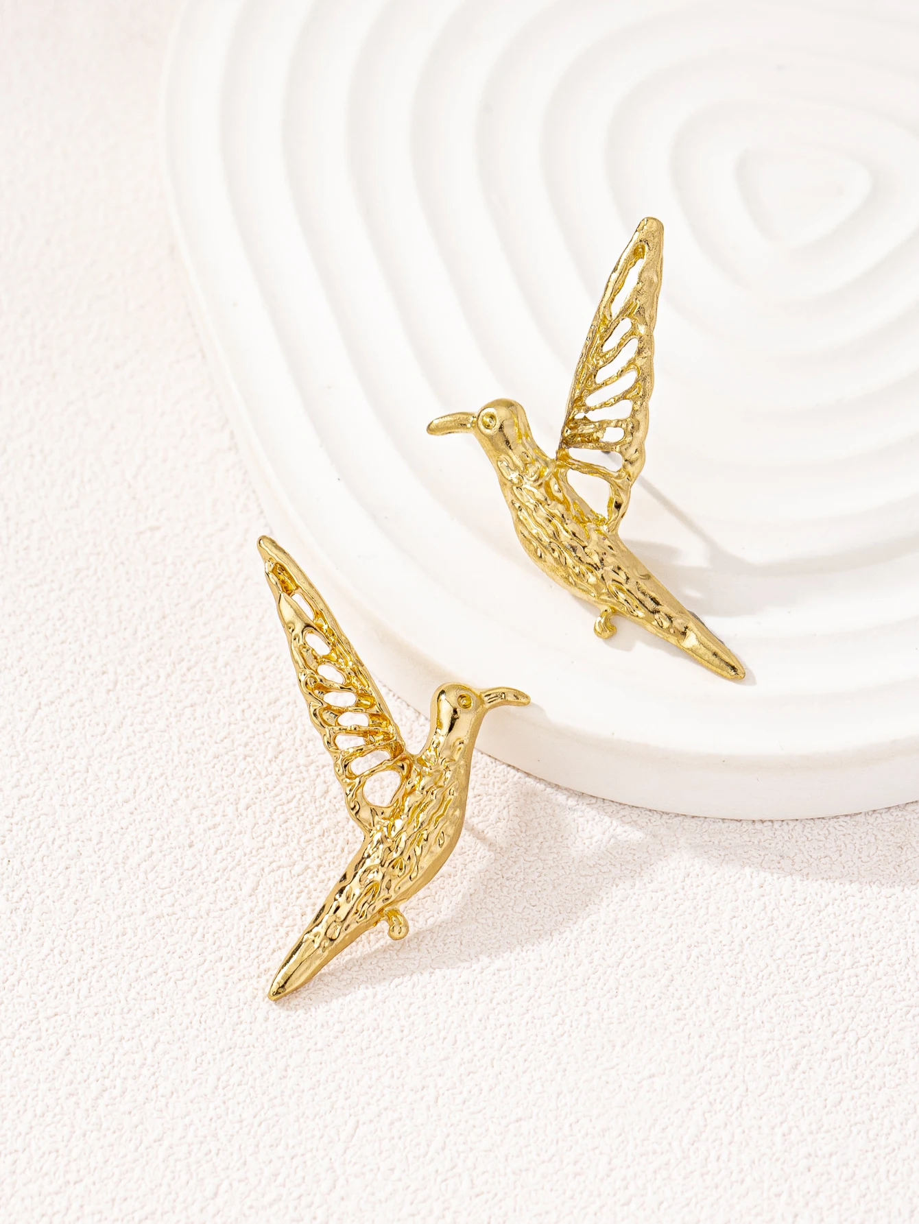 1 Pair of Simple Elegant and Versatile Retro Fashion Pigeon Earrings