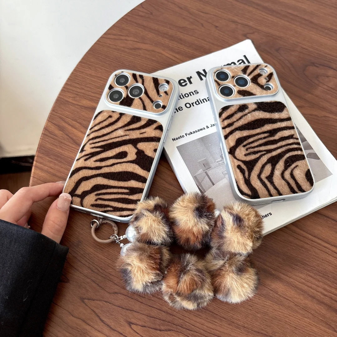 

Fashion Leopard Fluffy Fur Bracelet Phone Case For iPhone 17 Pro Max/16 Plus/15/14/13 Camera Lens Protection Frame Funda