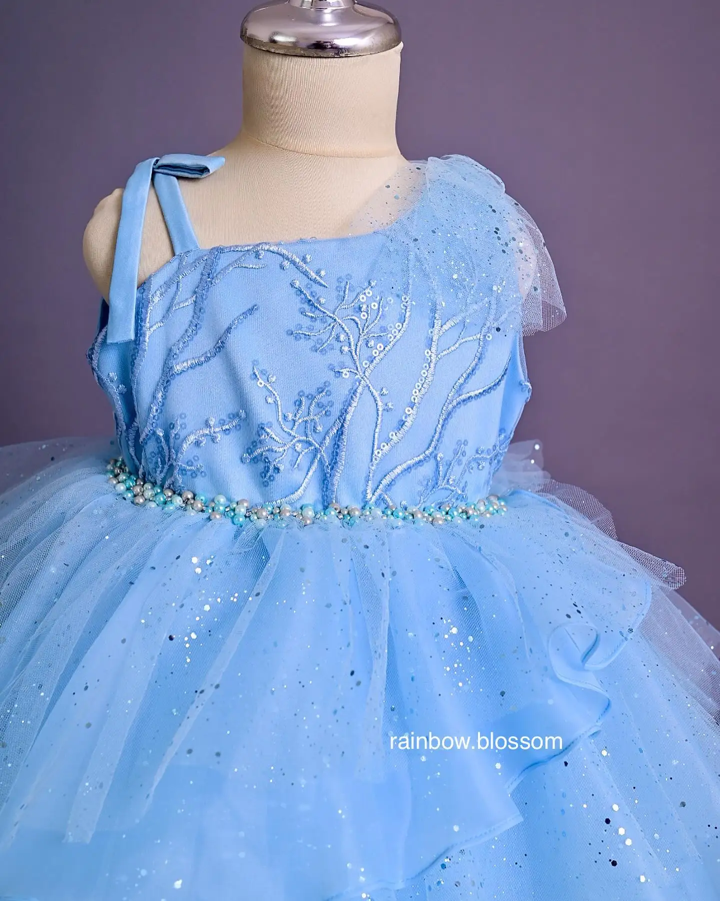 Sky Blue Ball Gown Flower Girl Dresses Tiered Sequins Children Birthday Party Gowns with Bows Luxury Beads Wedding Guest Dresses