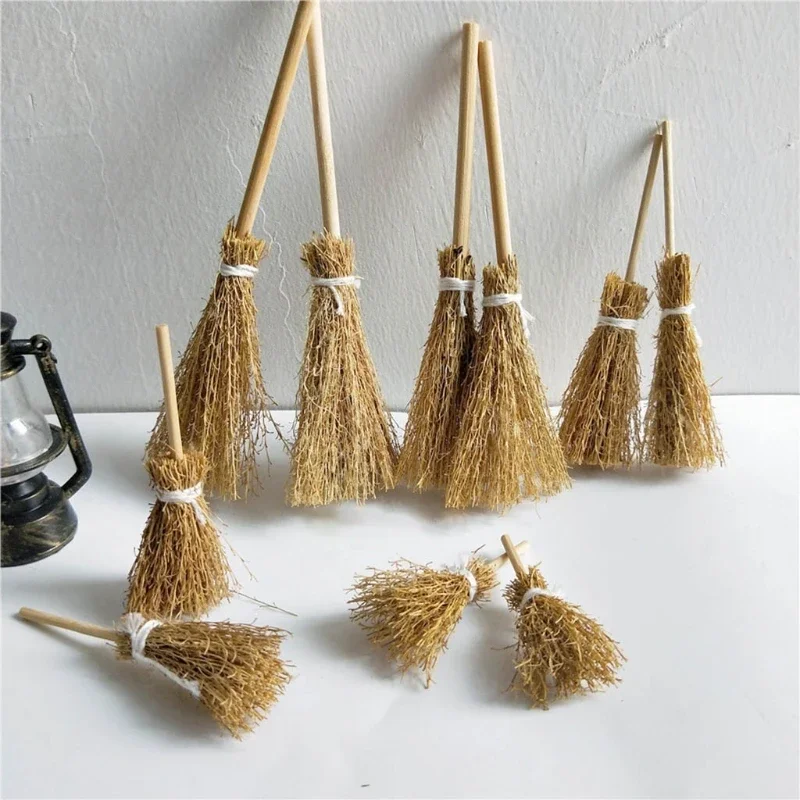 12 sztuk miniaturowe sztuczne Mini słomiana miotła liną Halloween dekoracje wiszące zabawki DIY domek dla lalek czarownice
