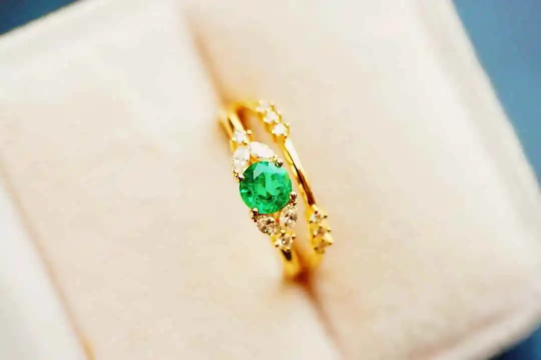 

Изумрудный круглый вырез 0,49 карата, набор из 18-каратного золота с бриллиантами. Вневременно элегантно.