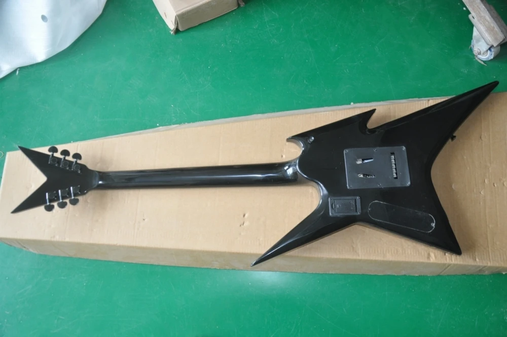 غيتار كهربائي أسود لامع على شكل OEM من المصنع مع جسر اهتزاز، عرض التخصيص #3