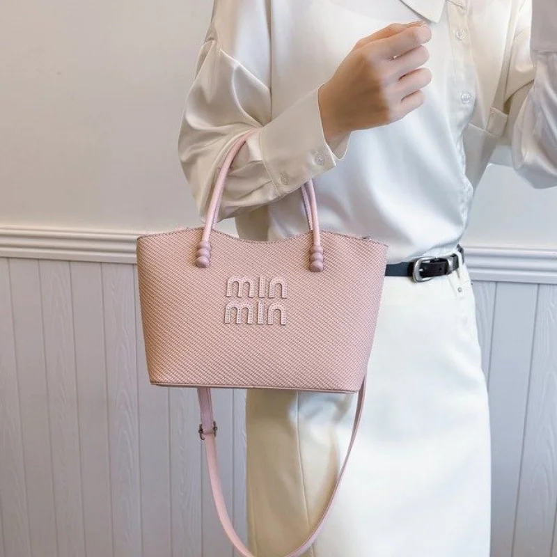 حقيبة يد نسائية فاخرة مصنوعة من الجلد الناعم، كاجوال باريس، عصري، أنيق، مظهر يومي ​