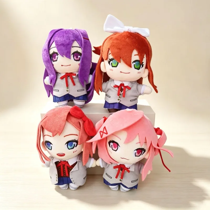 Niedliche Doki Doki Literature Club 10cm Baumwollpuppe Plüsch-Schlüsselanhänger Sayori Natsuki Yuri Monika Stofftier Taschenanhänger für Spielfans