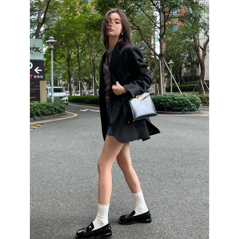 سترة فاخرة بسيطة للنساء ذات ملمس راقي، معطف سترة فضفاض بزر واحد أسود مقرمش، خريف 2025