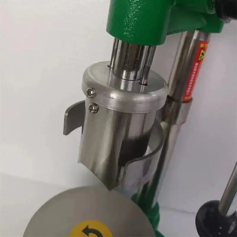 آلة فتح ثقب جوز الهند الصغيرة المحمولة باللون الأخضر مع دليل قطع جوز الهند #4