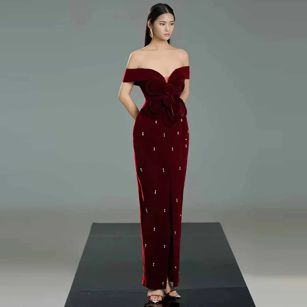 

Роскошные коктейльные платья 2025 Велюровое платье-футляр/колонна на День святого Валентина Бордовое платье с открытыми плечами 3D цветы Жемчуг Пром платья