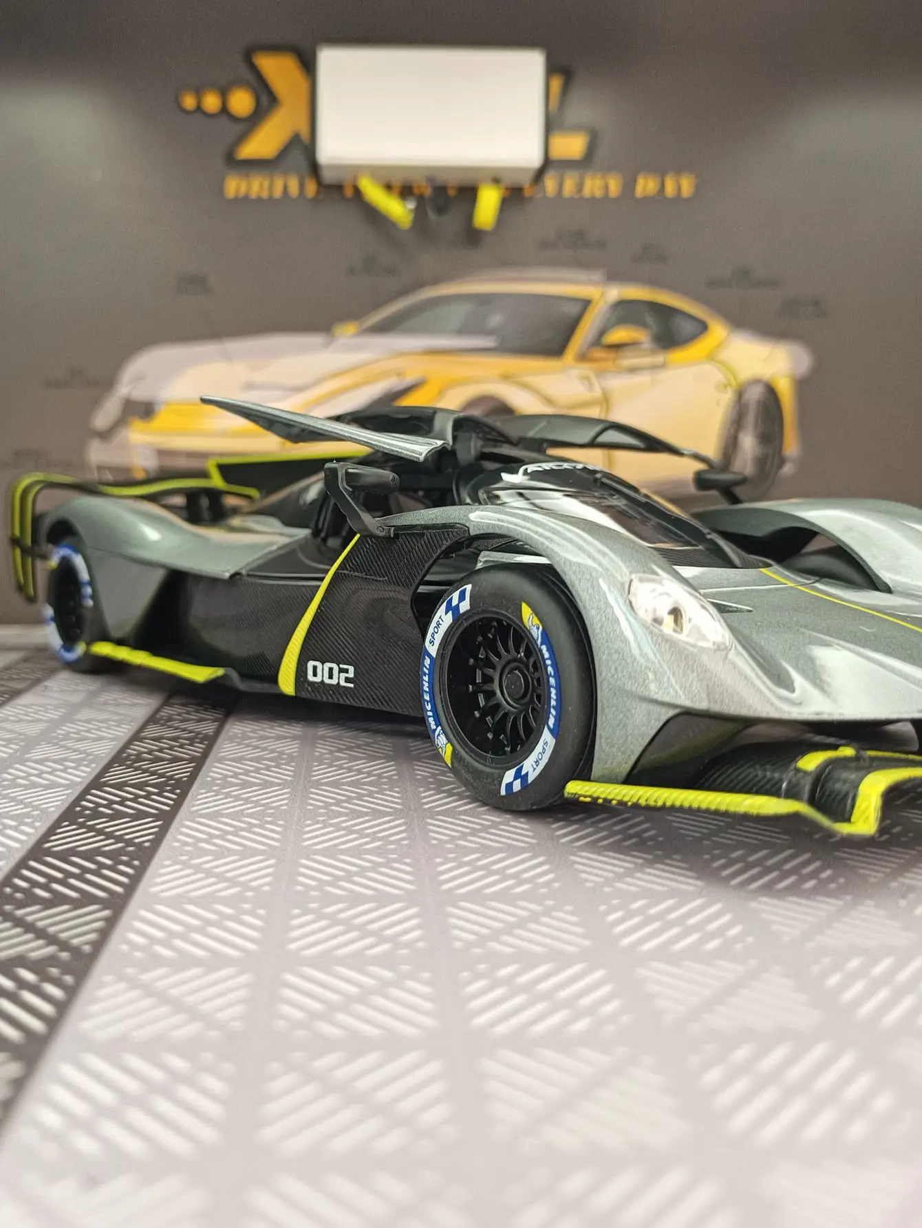 

1:24 Martin Valkyrie Supercar Alloy Model Car has simulated sound and lighting functions, rich details, fine workmanship