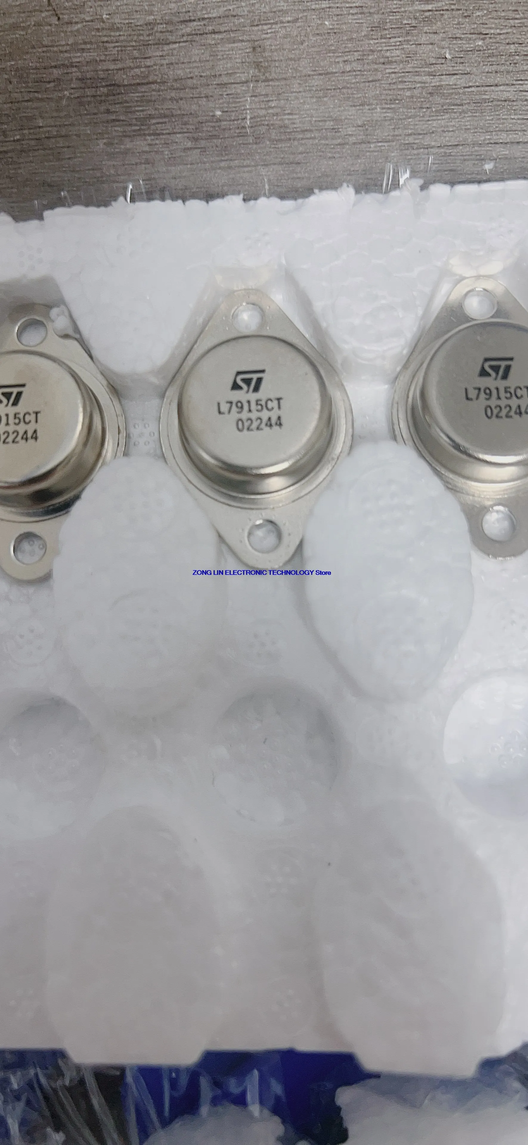 L7915CT imported brand new gold sealed transistor TO-3 iron cap transistor quality assurance