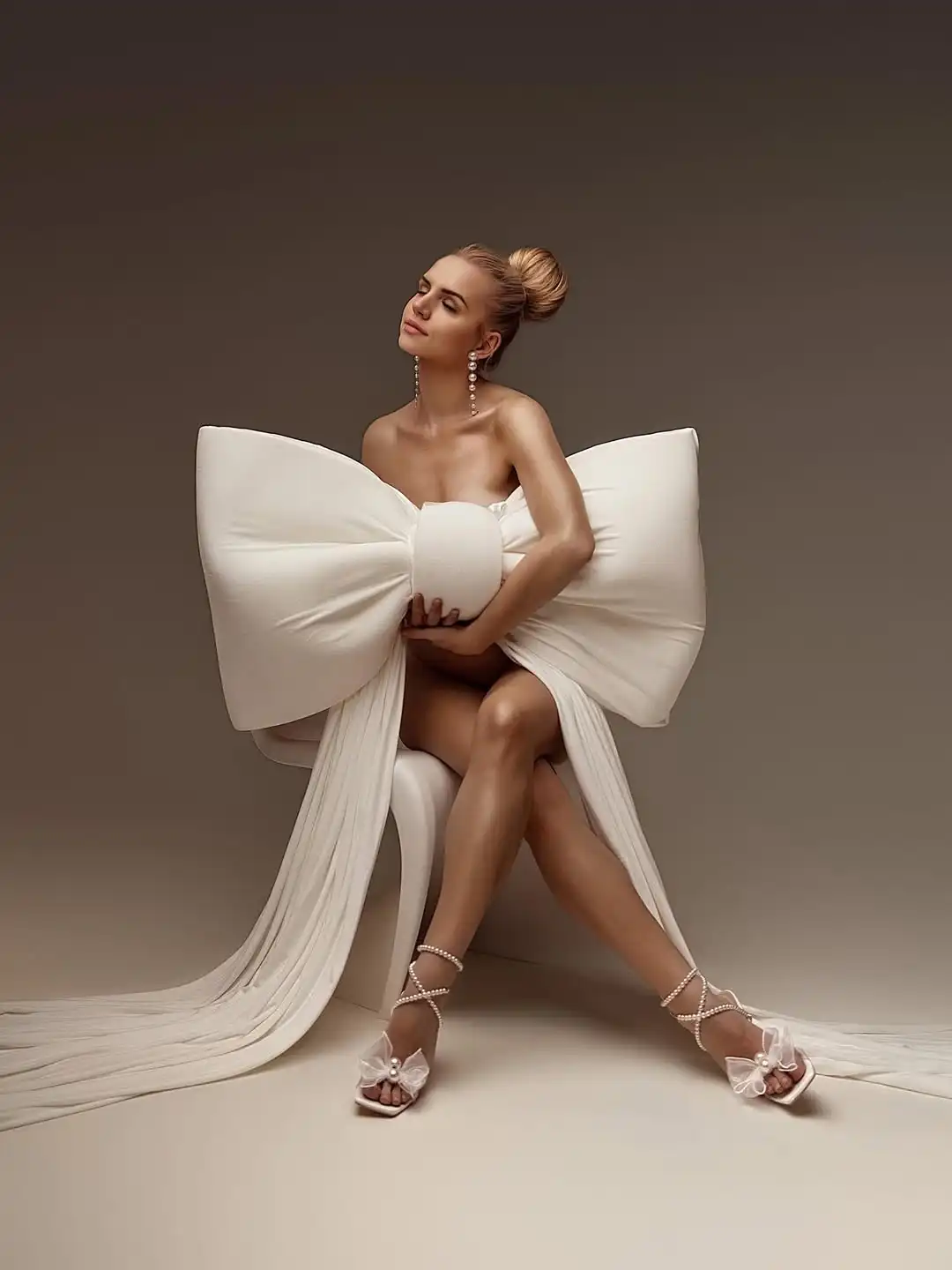 فساتين حفلات طويلة بفيونكة كبيرة بيضاء عصرية لعام 2025 بدون حمالات فساتين حفلات طويلة مثيرة مفتوحة من الأمام للتصوير الفوتوغرافي حسب الطلب