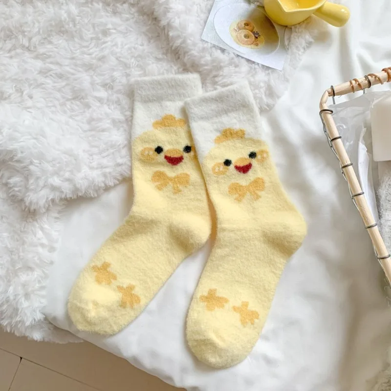 5 pares de calcetines gruesos peludos lindos de Otoño Invierno para mujer calcetines amarillos con estampado de pollito de dibujos animados cálidos para dormir en el suelo de la nieve calcetines a media pantorrilla para mujer 2025