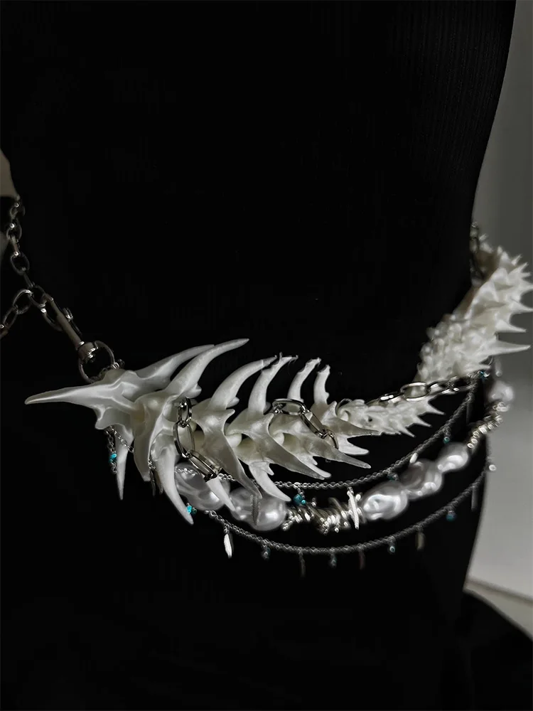 سلسلة الخصر على شكل عظمة التنين على الطراز القوطي الشرير هي إكسسوار مجوهرات كرنفال من مادة الراتنج للنساء