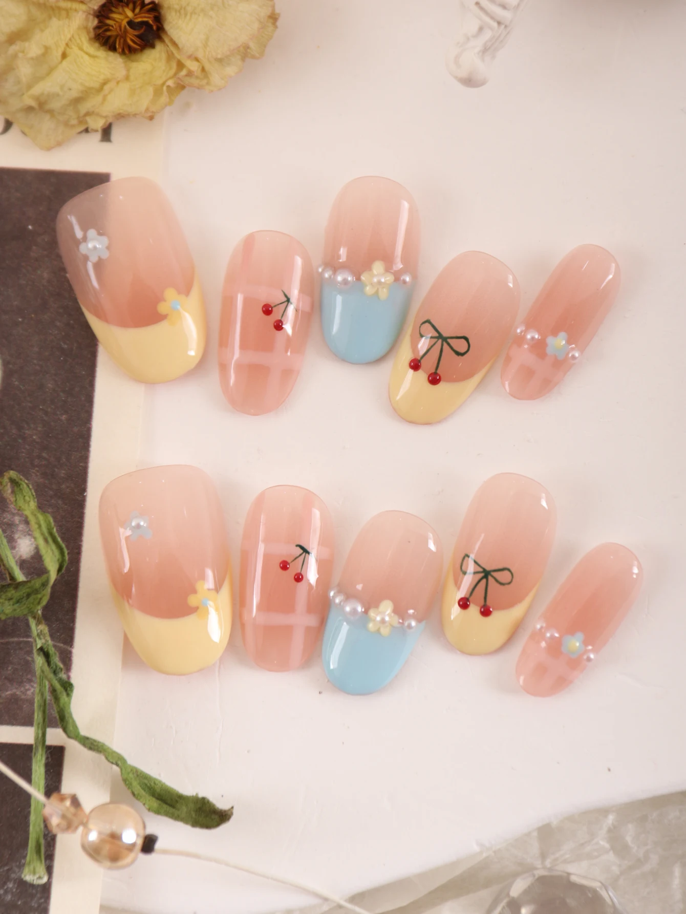 10 Stück Nägel zum Aufdrücken, kurz, französischer Stil, gelb, rosa, kleine Kirsche, niedliche künstliche Nägel, inklusive 1 Blatt Klebelaschen und 1 Stück Mini-Feile